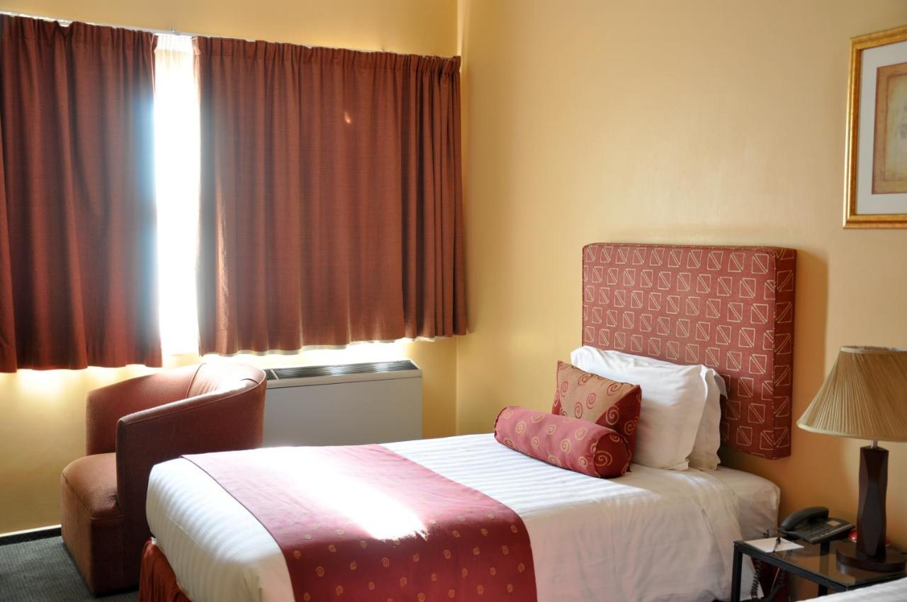 Crossroads Hotel 利隆圭 外观 照片