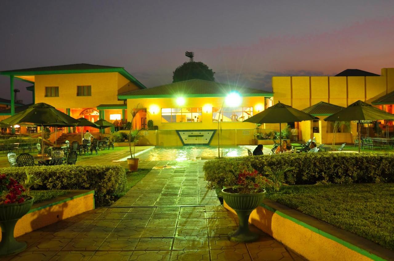 Crossroads Hotel 利隆圭 外观 照片