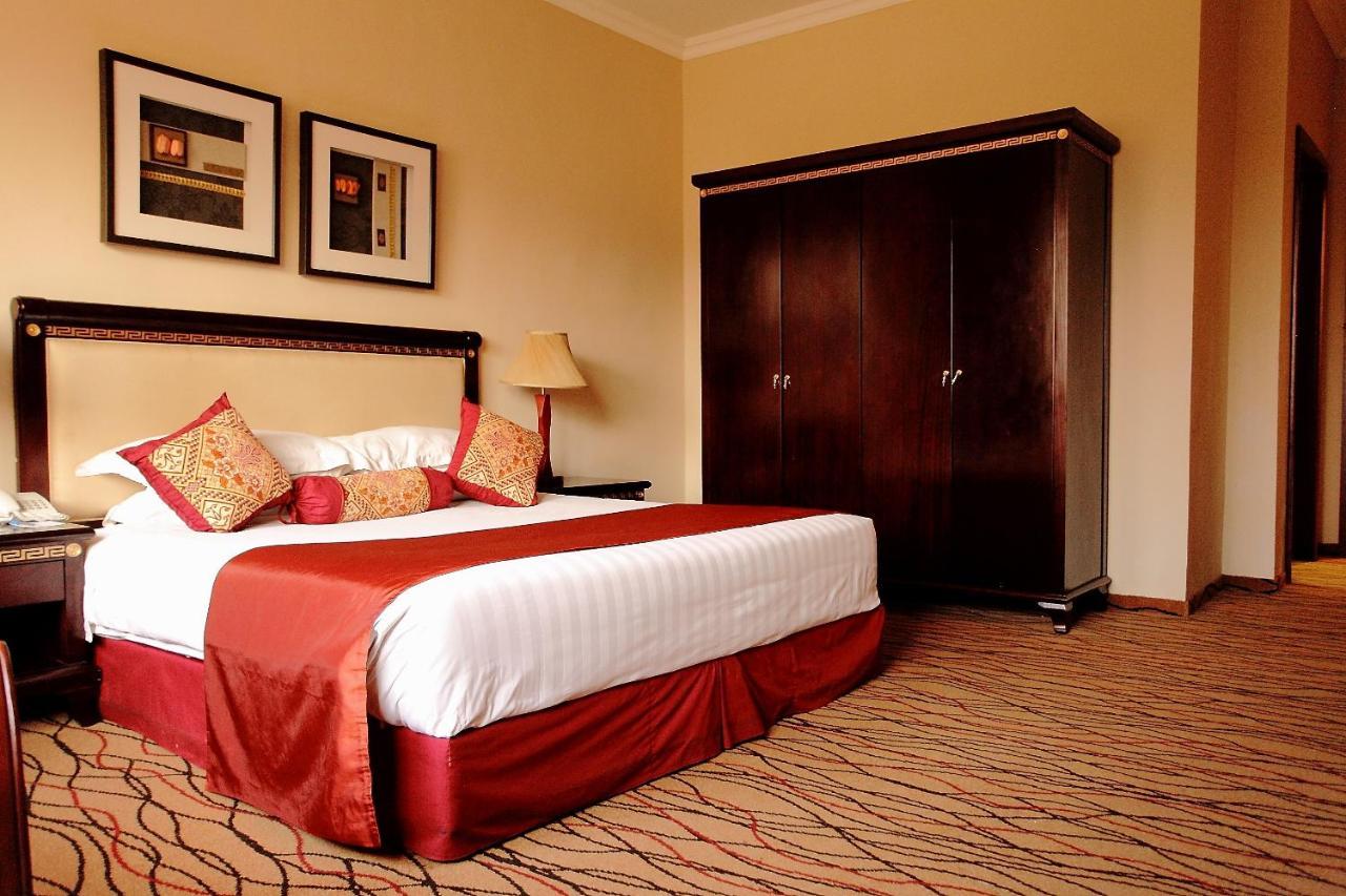 Crossroads Hotel 利隆圭 外观 照片
