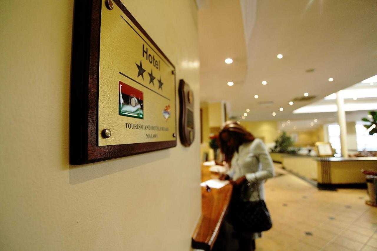 Crossroads Hotel 利隆圭 外观 照片
