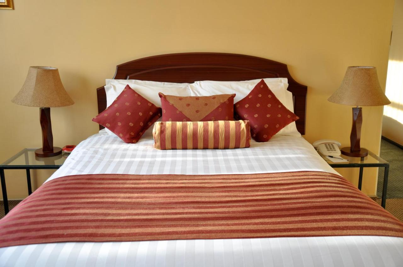 Crossroads Hotel 利隆圭 外观 照片