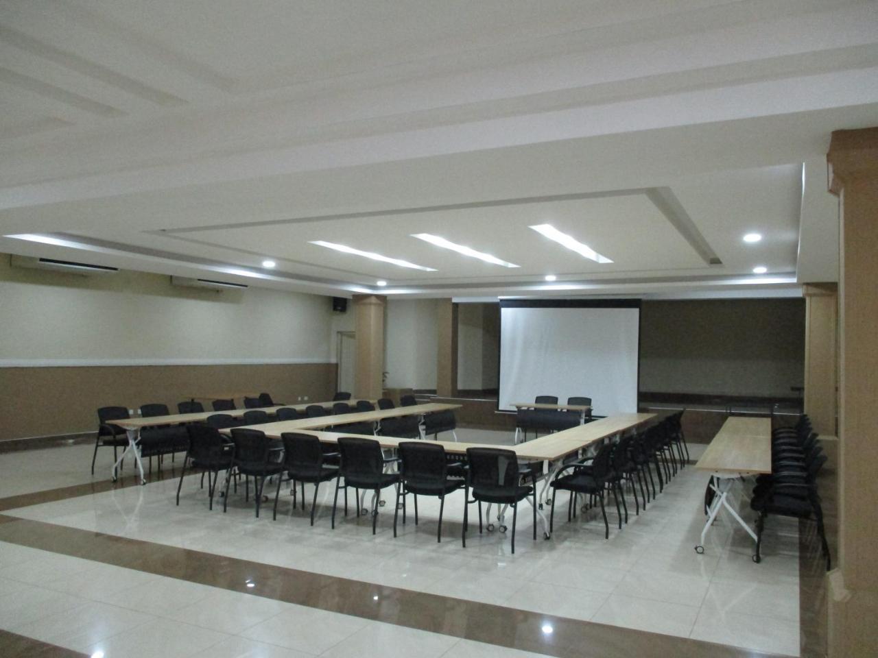 Crossroads Hotel 利隆圭 外观 照片